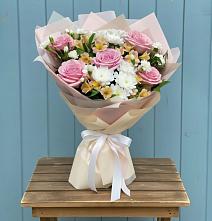 Букет цветов из:  Гвоздики, Орхидеи и Розы в Зубцове