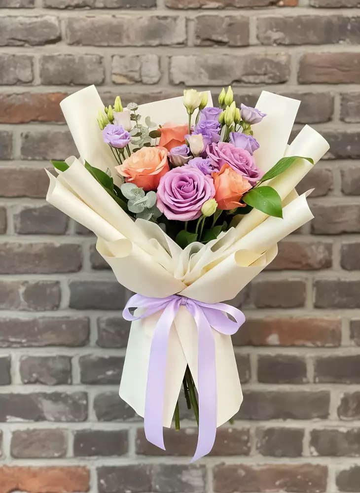 Букет цветов из: Лизиантусы и Розы в Зубцове