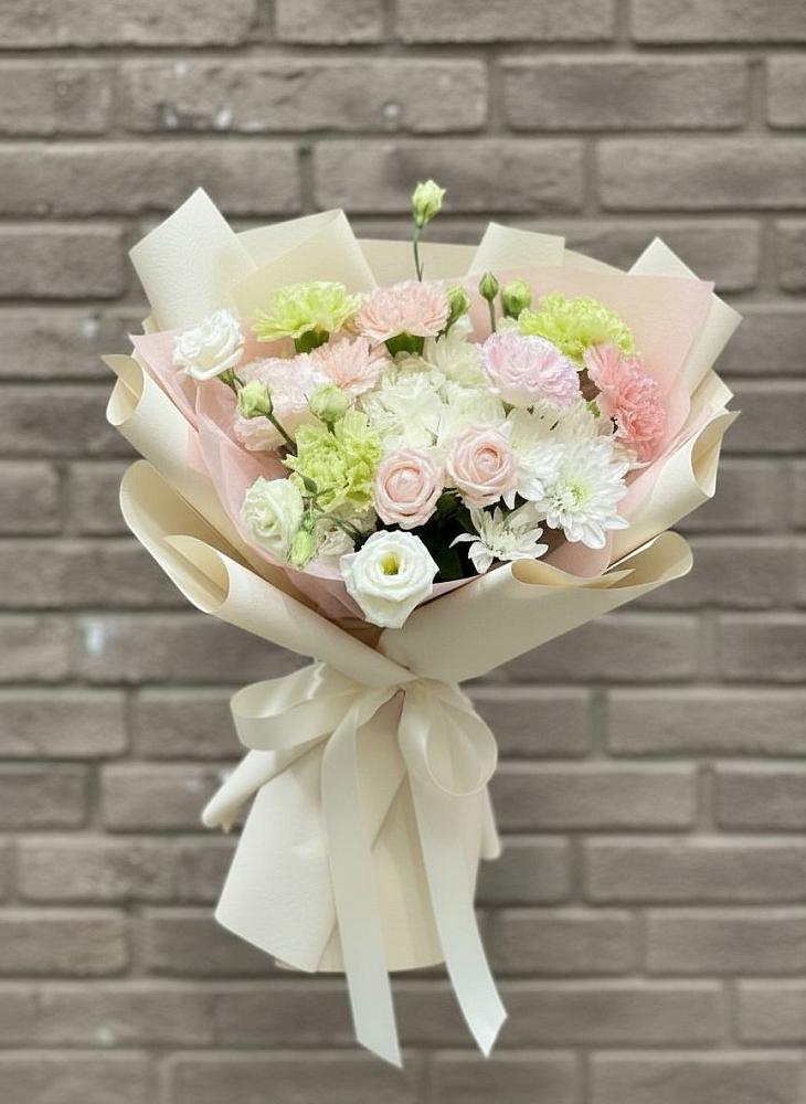 Букет цветов из: Гвоздики, Розы, Лизиантусы и Хризантемы в Зубцове