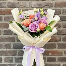 Букет цветов из:  Лизиантусы и Розы в Зубцове