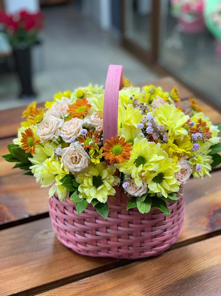 Цветочная композиция из Хризантемы и Розы в корзине в Зубцове