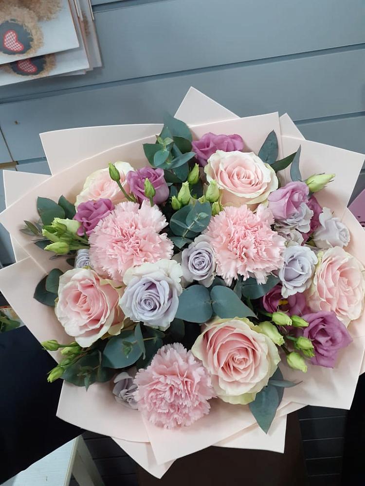 Букет цветов из: Розы, Гвоздики и Лизиантусы в Зубцове